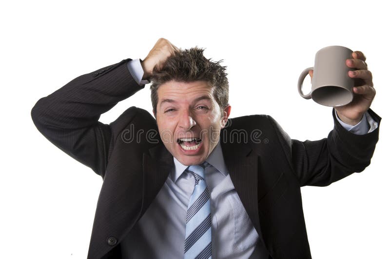 Hombre de negocios joven del adicto en traje y lazo que sostiene la taza de café vacía ansiosa fotos de archivo libres de regalías Hombre de negocios joven del adicto en traje y lazo que sostiene la taza de café vacía ansiosa fotos de archivo libres de regalías