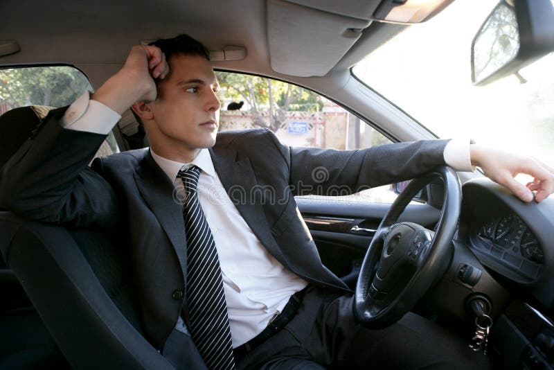 Hombre de negocios joven del juego dentro de su coche fotografía de archivo libre de regalías