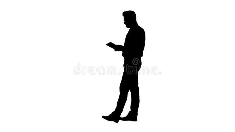 Hombre de negocios joven elegante de la silueta que usa la tableta mientras que camina metrajes