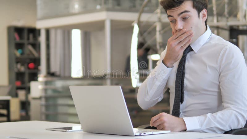 Hombre de negocios joven en choque por la pérdida, preguntándose en temor