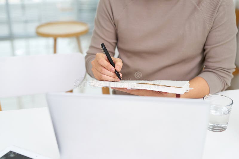 Hombre de negocios joven feliz usando el ordenador portátil en su escritorio de oficina imagen de archivo Hombre de negocios joven feliz usando el ordenador portátil en su escritorio de oficina imagen de archivo