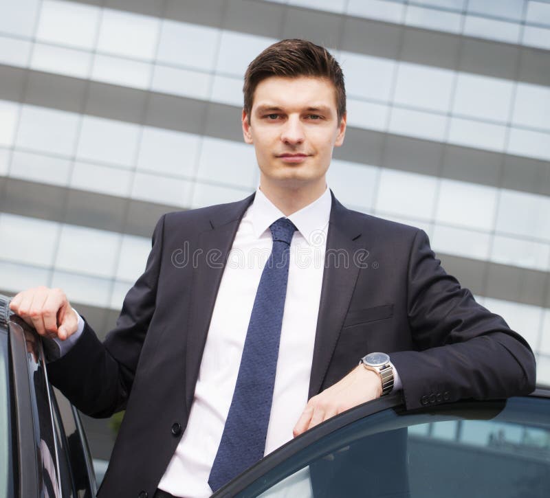Hombre de negocios joven hermoso cerca de su coche foto de archivo libre de regalías Hombre de negocios joven hermoso cerca de su coche foto de archivo libre de regalías
