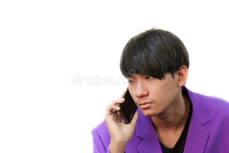 Hombre de negocios joven que hace una llamada de teléfono en el fondo blanco imagen de archivo Hombre de negocios joven que hace una llamada de teléfono en el fondo blanco imagen de archivo