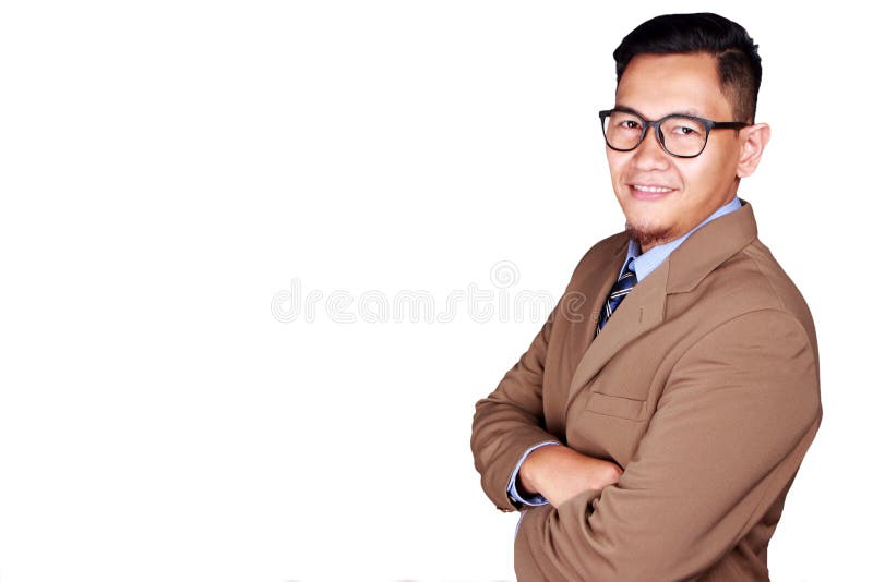 Hombre de negocios joven Smiling en la cámara, brazo cruzado imagen de archivo libre de regalías Hombre de negocios joven Smiling en la cámara, brazo cruzado imagen de archivo libre de regalías
