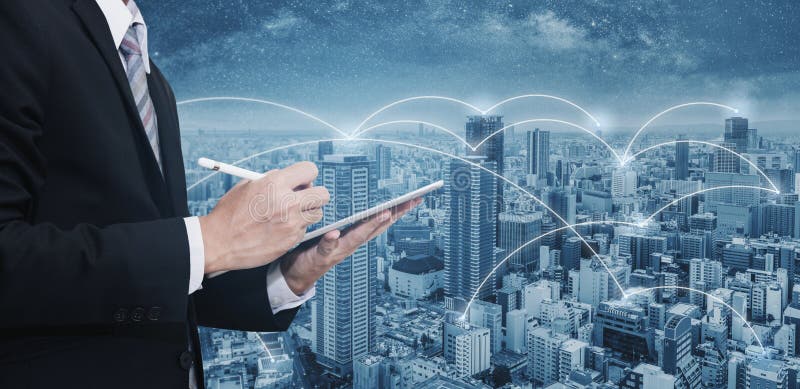 Hombre de negocios de la exposición doble que usa la tableta digital, y paisaje urbano Red del negocio, tecnología del blockchain foto de archivo Hombre de negocios de la exposición doble que usa la tableta digital, y paisaje urbano Red del negocio, tecnología del blockchain foto de archivo