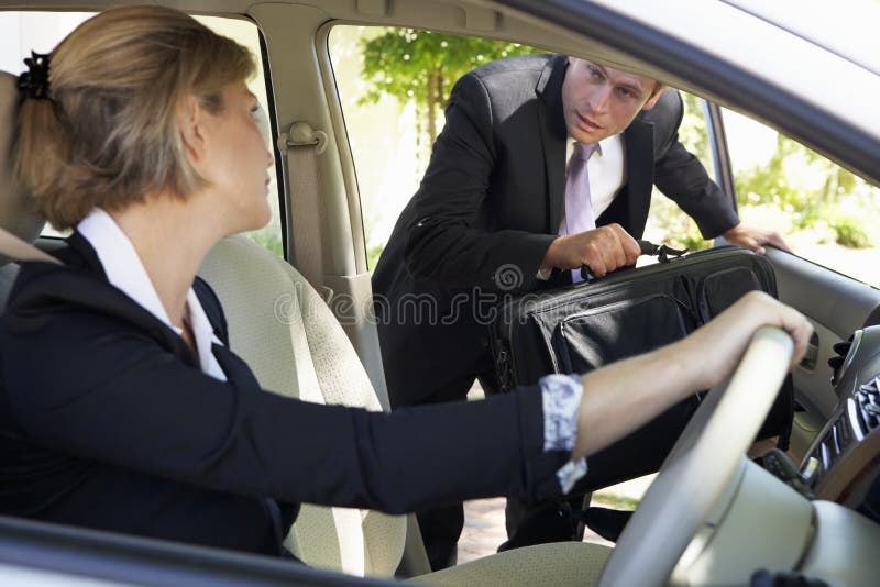 Hombre de negocios Late For Car que reúne viaje en trabajo foto de archivo libre de regalías Hombre de negocios Late For Car que reúne viaje en trabajo foto de archivo libre de regalías