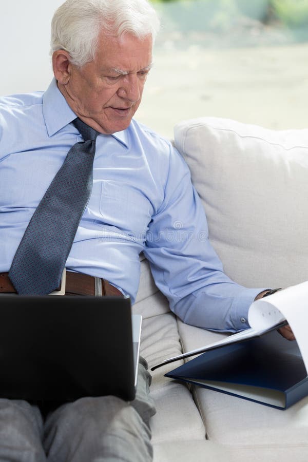 Hombre de negocios mayor que mira notas fotografía de archivo libre de regalías Hombre de negocios mayor que mira notas fotografía de archivo libre de regalías