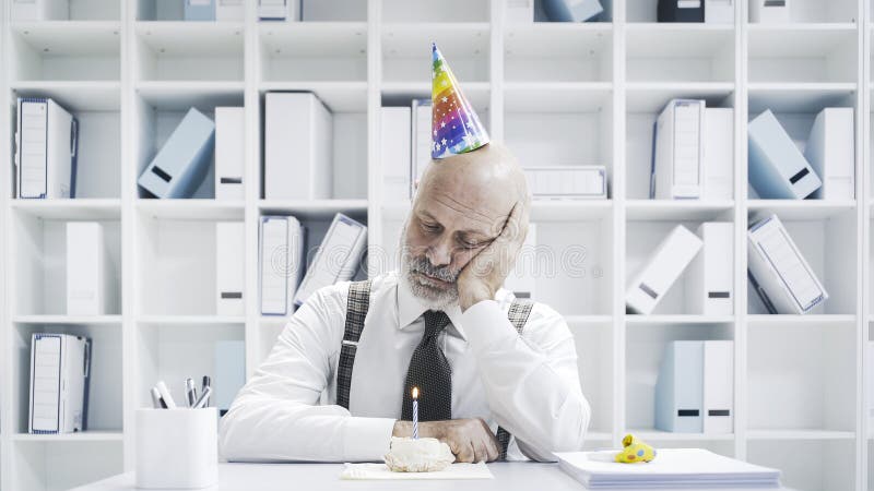 Hombre de negocios mayor que tiene un cumpleaños solo triste imagen de archivo libre de regalías Hombre de negocios mayor que tiene un cumpleaños solo triste imagen de archivo libre de regalías