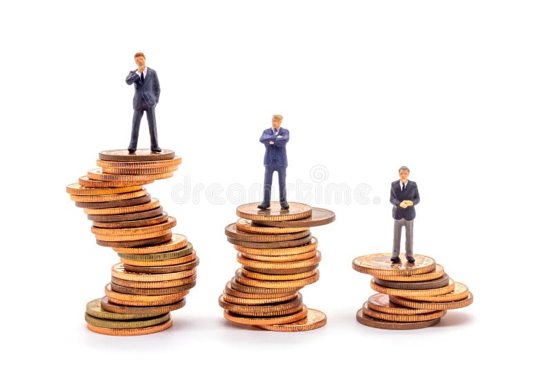Hombre de negocios miniatura en pila en el fondo blanco Mercado empresarial de la incertidumbre del concepto imagen de archivo libre de regalías