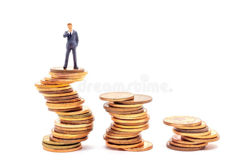Hombre de negocios miniatura en pila en el fondo blanco Mercado empresarial de la incertidumbre del concepto foto de archivo libre de regalías