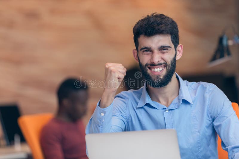 Hombre de negocios moderno caucásico barbudo joven que se sienta en una oficina de lanzamiento fotos de archivo Hombre de negocios moderno caucásico barbudo joven que se sienta en una oficina de lanzamiento fotos de archivo