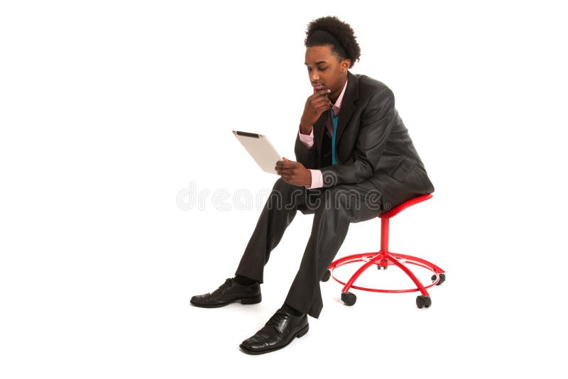 Hombre de negocios negro con PC de la tablilla imagen de archivo libre de regalías
