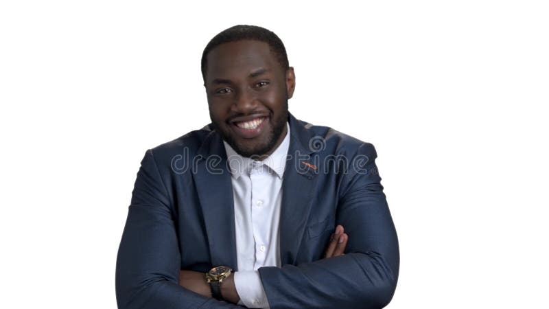 Hombre de negocios negro feliz alegre con los brazos cruzados metrajes