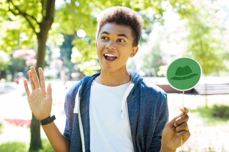 Hombre de negocios prometedor joven que siente curioso teniendo nuevas ideas imagen de archivo libre de regalías Hombre de negocios prometedor joven que siente curioso teniendo nuevas ideas imagen de archivo libre de regalías