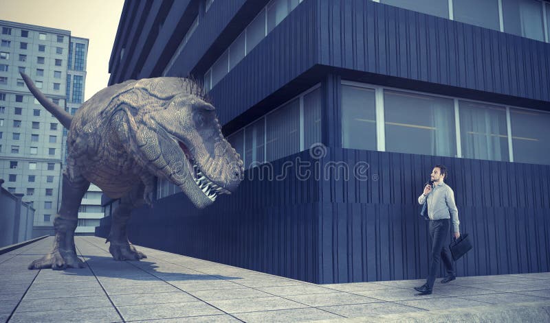 Hombre de negocios que camina en ciudad y un dinosaurio fotos de archivo libres de regalías Hombre de negocios que camina en ciudad y un dinosaurio fotos de archivo libres de regalías