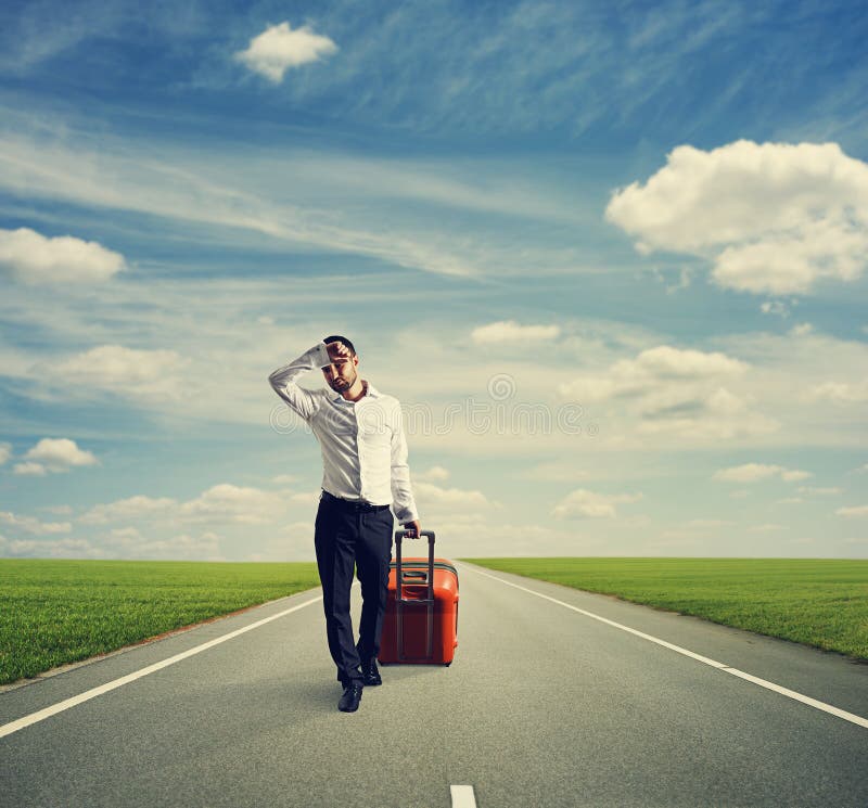 Hombre de negocios que camina en el camino foto de archivo Hombre de negocios que camina en el camino foto de archivo