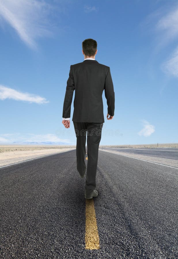 Hombre de negocios que camina en el camino imagenes de archivo