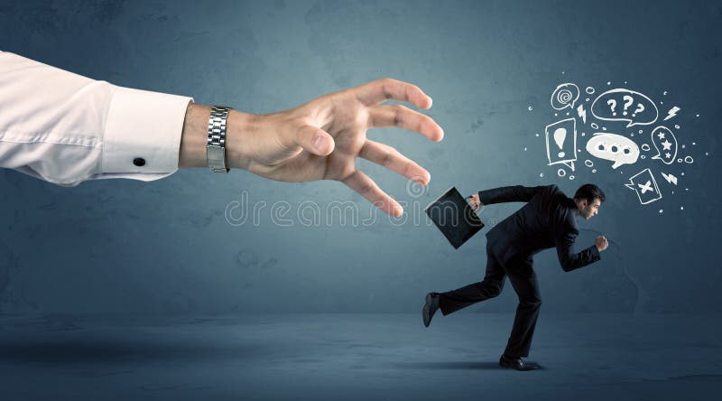 Hombre de negocios que corre de una mano grande foto de archivo Hombre de negocios que corre de una mano grande foto de archivo