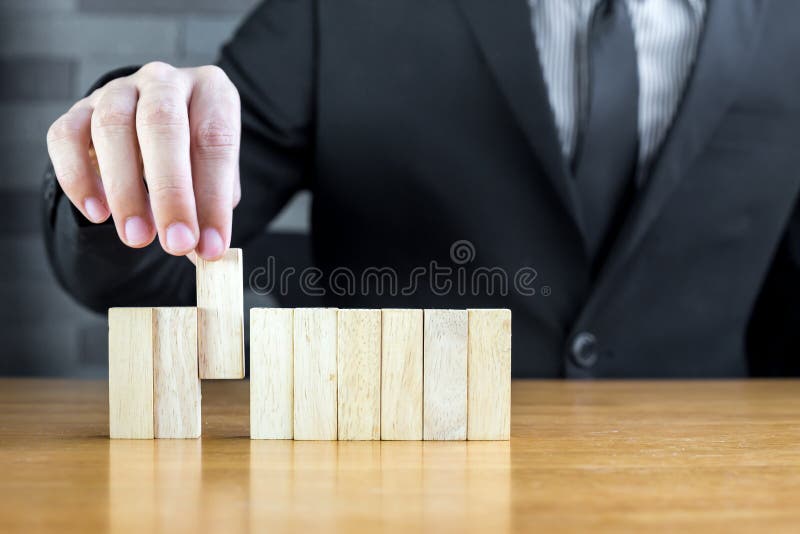 Hombre de negocios que elige el bloque de madera, concepto del reclutamiento foto de archivo Hombre de negocios que elige el bloque de madera, concepto del reclutamiento foto de archivo