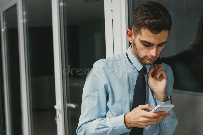 Hombre de negocios que habla en el tel?fono m?vil fotos de archivo libres de regalías Hombre de negocios que habla en el tel?fono m?vil fotos de archivo libres de regalías
