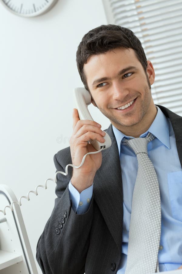 Hombre de negocios que habla en el teléfono fotografía de archivo Hombre de negocios que habla en el teléfono fotografía de archivo