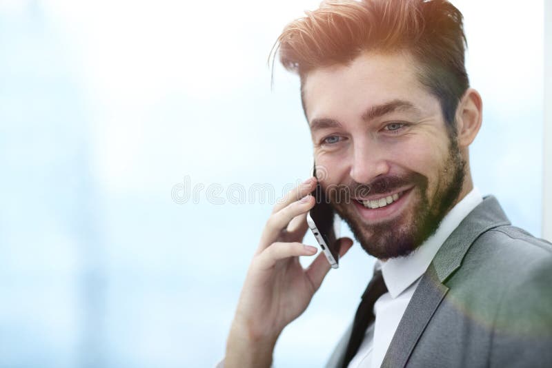 Hombre de negocios que habla en el teléfono móvil imágenes de archivo libres de regalías Hombre de negocios que habla en el teléfono móvil imágenes de archivo libres de regalías