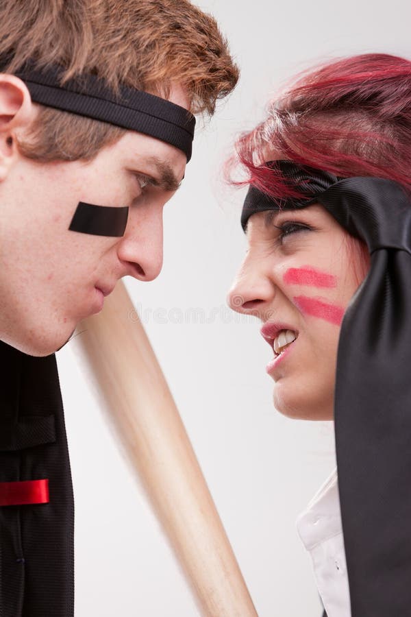 Hombre de negocios que hace frente a la mujer antes de la batalla foto de archivo libre de regalías Hombre de negocios que hace frente a la mujer antes de la batalla foto de archivo libre de regalías