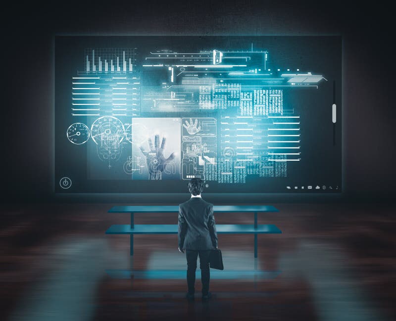 Hombre de negocios que mira la pantalla táctil grande sobre el escritorio imagen de archivo Hombre de negocios que mira la pantalla táctil grande sobre el escritorio imagen de archivo