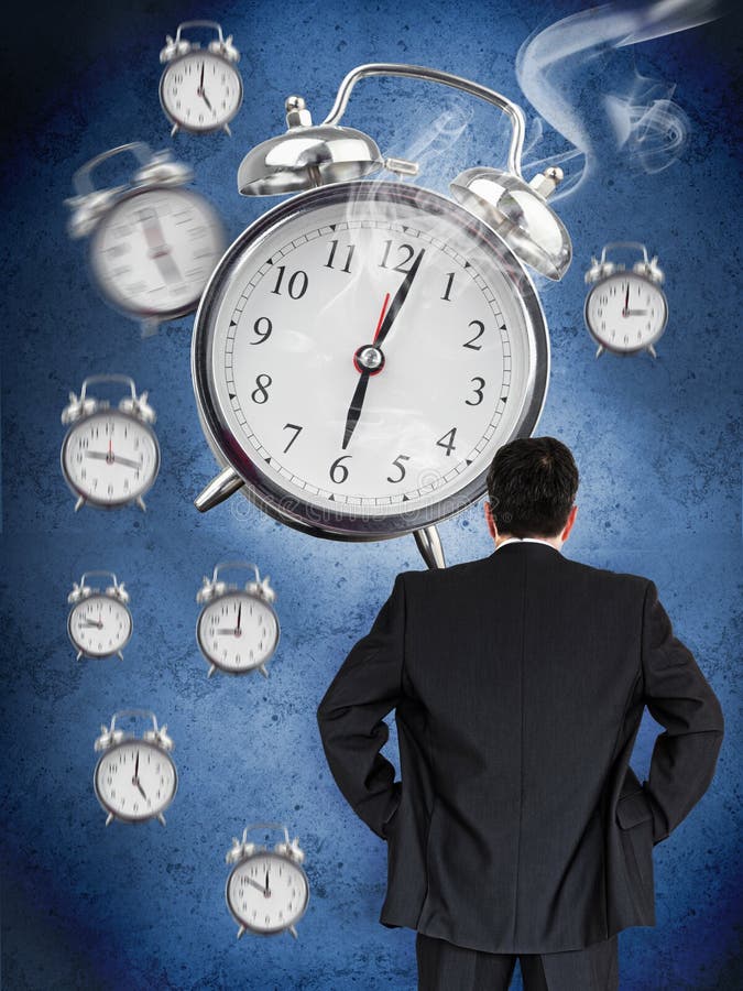 Hombre de negocios que mira la pared de despertadores libre illustration Hombre de negocios que mira la pared de despertadores libre illustration