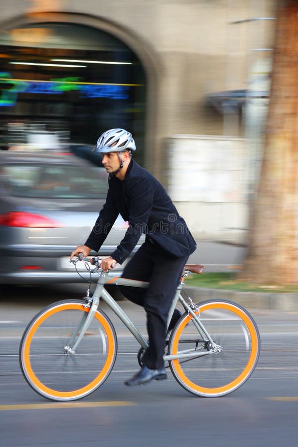 Hombre de negocios que monta una bicicleta fotografía de archivo Hombre de negocios que monta una bicicleta fotografía de archivo