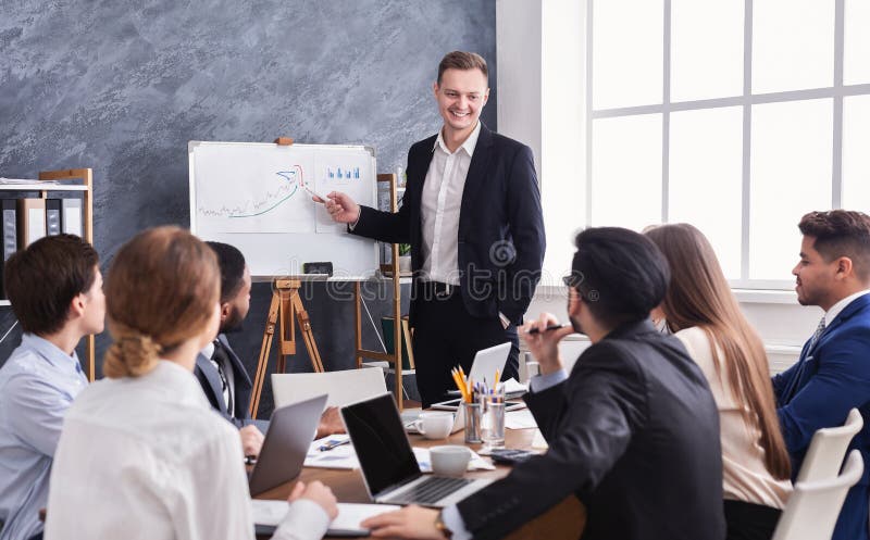 Hombre de negocios que muestra el diagrama durante la presentación fotos de archivo libres de regalías Hombre de negocios que muestra el diagrama durante la presentación fotos de archivo libres de regalías