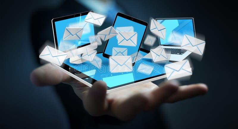 Hombre de negocios que recibe email en su renderin digital de los dispositivos 3D. Hombre de negocios en el fondo borroso que recibe email en su representación digital de los dispositivos 3D