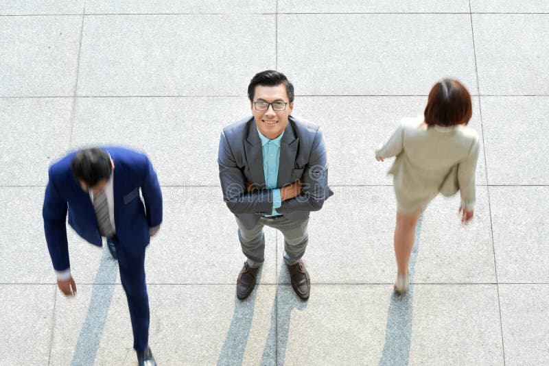 Hombre de negocios que se coloca en la oficina imágenes de archivo libres de regalías