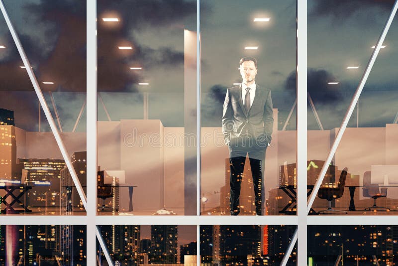 Hombre de negocios que se destaca y que mira la ventana de la oficina imagenes de archivo Hombre de negocios que se destaca y que mira la ventana de la oficina imagenes de archivo