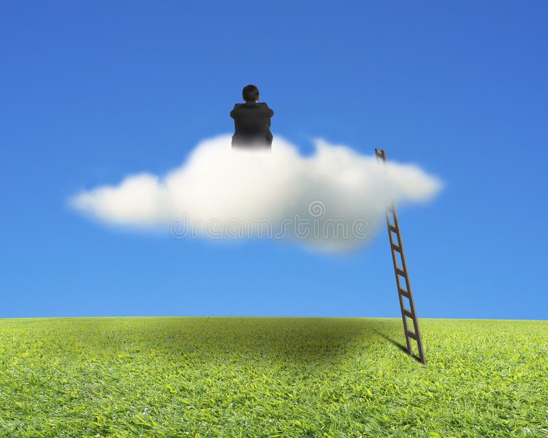 Hombre de negocios que se sienta en la nube con la escalera, el prado y el cielo de madera fotografía de archivo libre de regalías Hombre de negocios que se sienta en la nube con la escalera, el prado y el cielo de madera fotografía de archivo libre de regalías