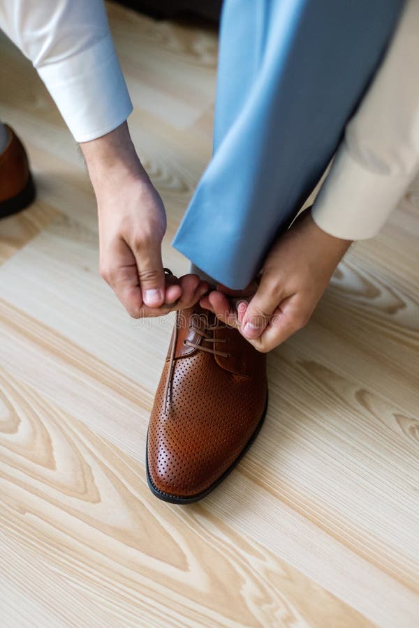 Hombre de negocios que se viste para arriba con los zapatos clásicos, elegantes Prepare llevar el día de boda, atando los cordone imágenes de archivo libres de regalías Hombre de negocios que se viste para arriba con los zapatos clásicos, elegantes Prepare llevar el día de boda, atando los cordone imágenes de archivo libres de regalías