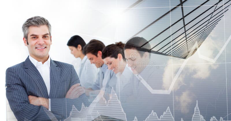 Hombre de negocios que sonríe en la cámara con los colegas en fondo libre illustration Hombre de negocios que sonríe en la cámara con los colegas en fondo libre illustration