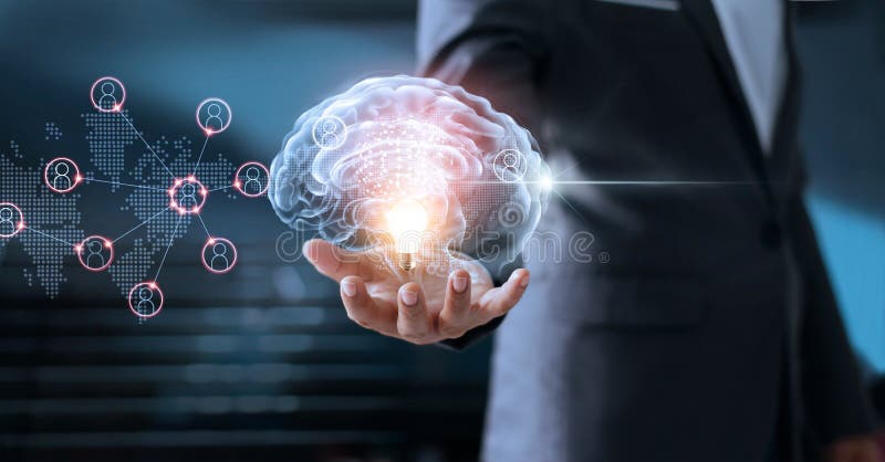Hombre de negocios que sostiene el cerebro y la bombilla con establecimiento de una red global imagen de archivo
