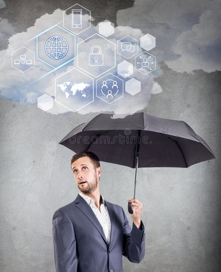 Hombre de negocios que sostiene la nube con diversos iconos digitales fotos de archivo libres de regalías Hombre de negocios que sostiene la nube con diversos iconos digitales fotos de archivo libres de regalías