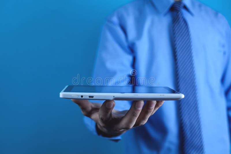Hombre de negocios que sostiene la tableta digital blanca imágenes de archivo libres de regalías Hombre de negocios que sostiene la tableta digital blanca imágenes de archivo libres de regalías