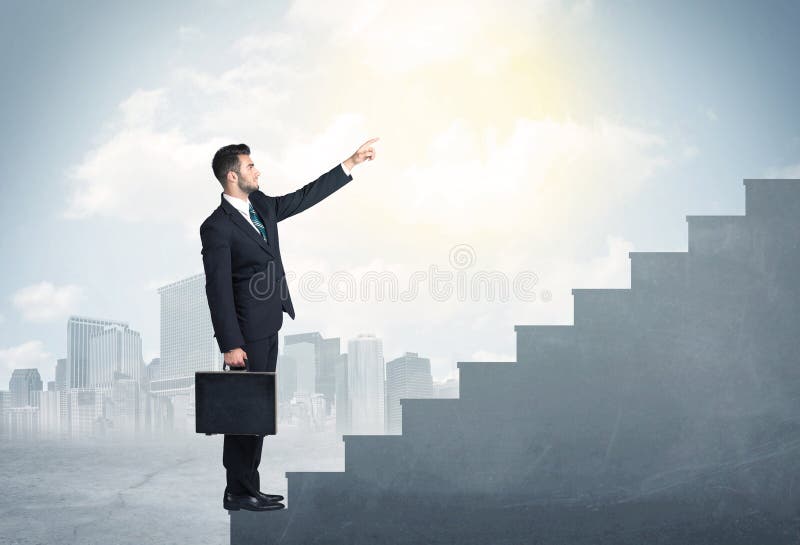 Hombre de negocios que sube para arriba un concepto concreto de la escalera fotografía de archivo
