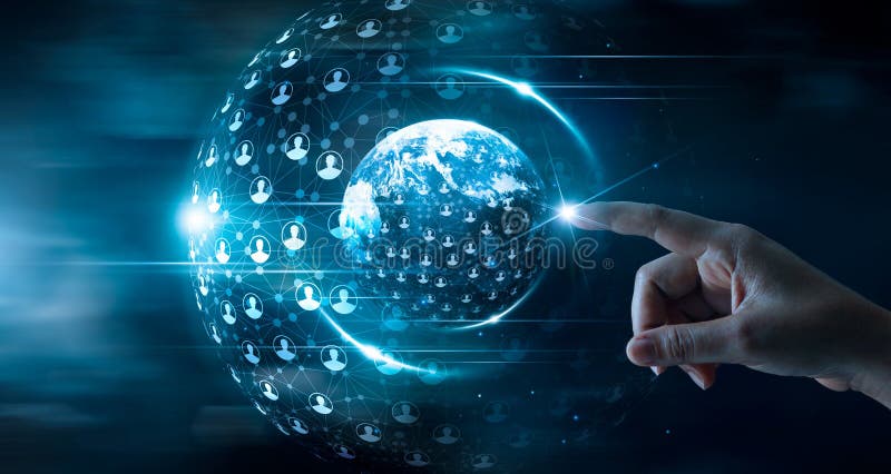 Hombre de negocios que toca al cliente de la red global y de los datos imagenes de archivo
