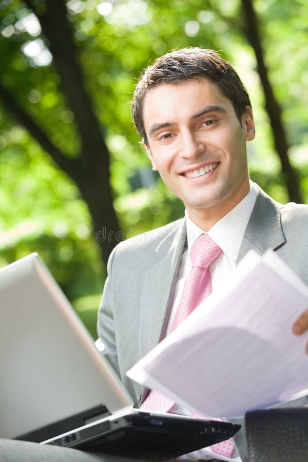 Hombre de negocios que trabaja con laptopoor imágenes de archivo libres de regalías Hombre de negocios que trabaja con laptopoor imágenes de archivo libres de regalías