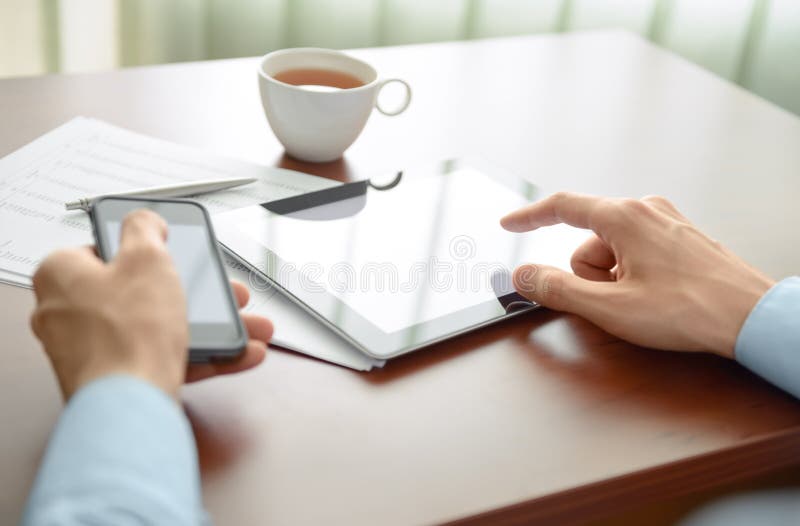 Hombre de negocios que trabaja en su lugar de trabajo fotos de archivo libres de regalías Hombre de negocios que trabaja en su lugar de trabajo fotos de archivo libres de regalías