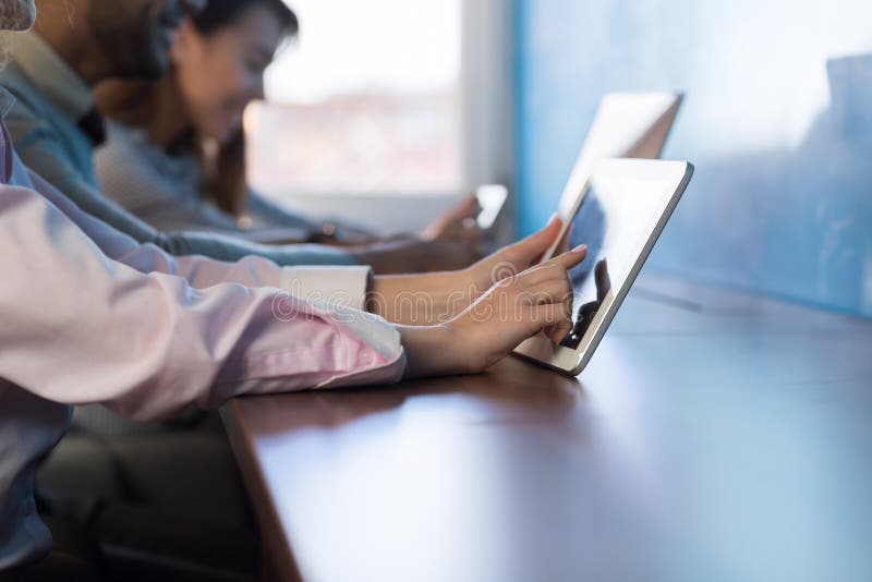 Hombre de negocios que usa a los compañeros de trabajo del centro de Sitting Desk In Coworking del hombre de negocios de la table imagen de archivo Hombre de negocios que usa a los compañeros de trabajo del centro de Sitting Desk In Coworking del hombre de negocios de la table imagen de archivo