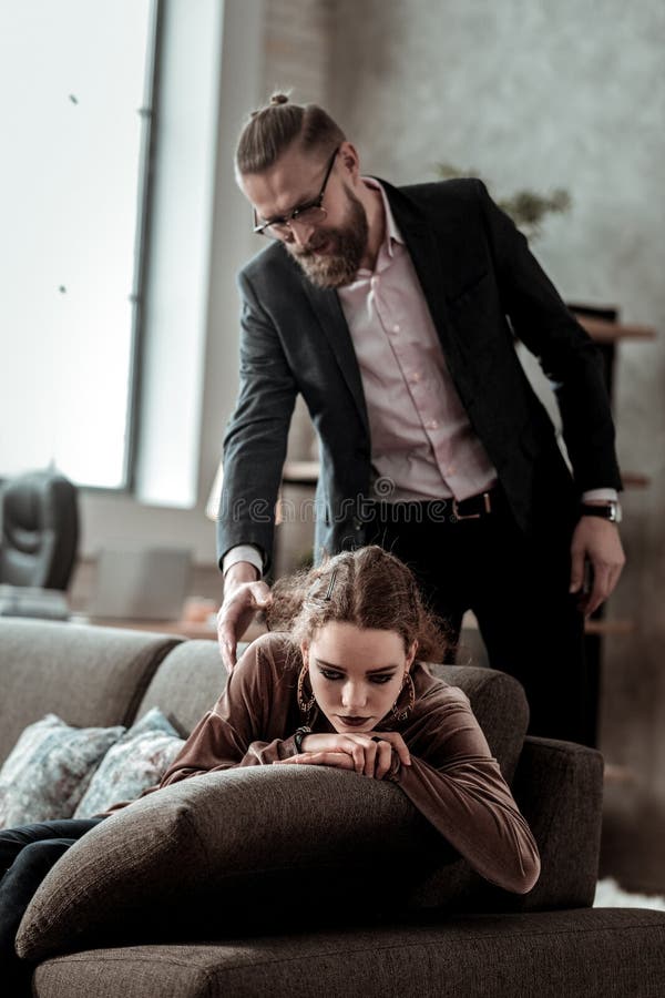 Hombre de negocios que vuelve a casa y que ve la sensación de la hija deprimida fotografía de archivo libre de regalías Hombre de negocios que vuelve a casa y que ve la sensación de la hija deprimida fotografía de archivo libre de regalías