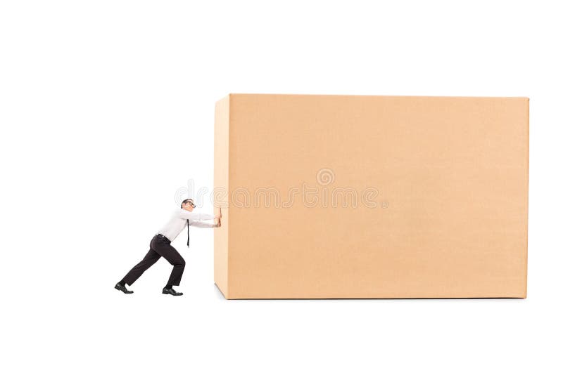 Hombre de negocios resuelto que empuja una caja enorme