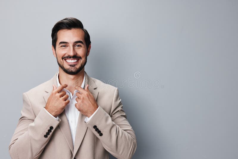 Hombre de negocios retrato traje de espacio de derechos de autor empresario aislado sonriente feliz beige apuesto fotos de archivo