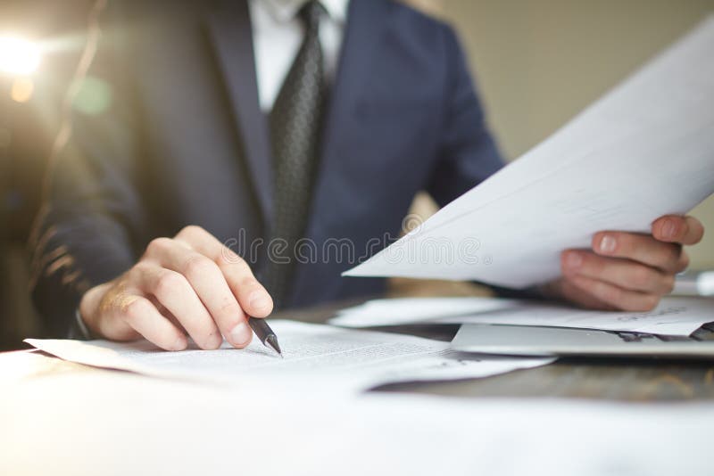 Hombre de negocios Reviewing Paperwork Closeup foto de archivo Hombre de negocios Reviewing Paperwork Closeup foto de archivo