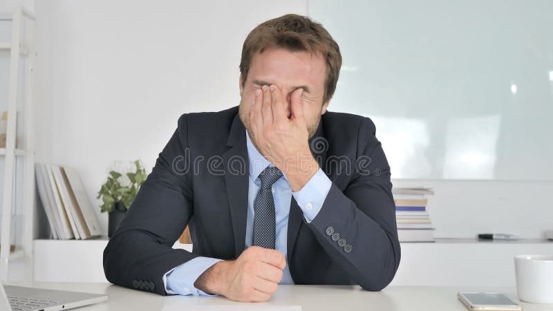 Hombre de negocios de risa Looking en la cámara en oficina metrajes